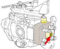 Detalle del tapón del tornillo para la puesta a punto de la bomba en el motor